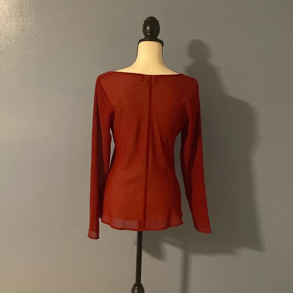 Mark Wong Nark, red blouse. - Picture 2 of 3